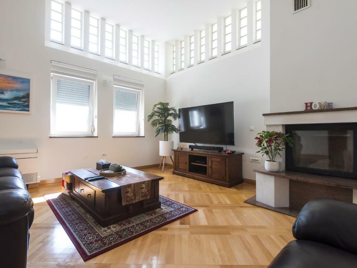 Gorgeous Seaside In With Swimming Pool *