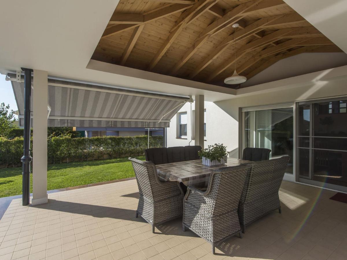 Vila Gorgeous Seaside In With Swimming Pool