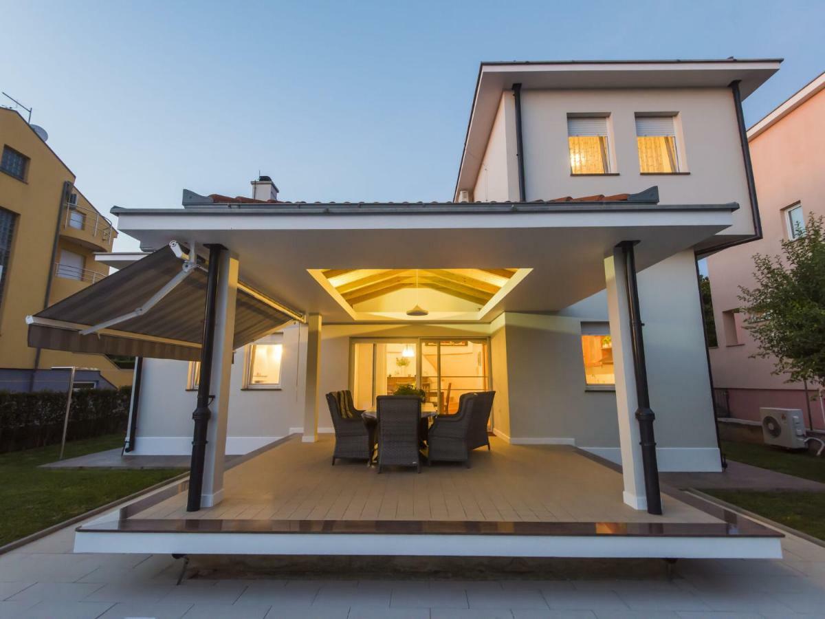 Gorgeous Seaside In With Swimming Pool Zadar
